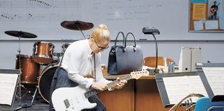 Уроки музыки предложили разнообразить просмотром клипов: полезно будет