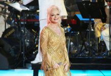 Лариса Долина показала грудь, жемчуг и ногти