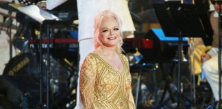 Лариса Долина показала грудь, жемчуг и ногти