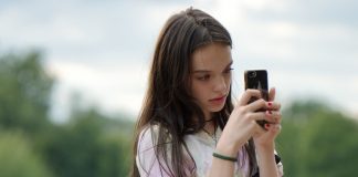 Сенатор Гумерова предложила запретить школьникам снимать учителей на телефон