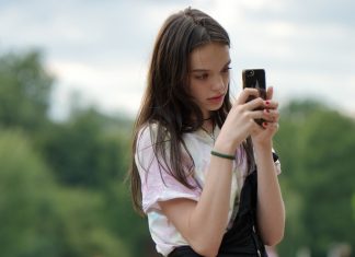 Сенатор Гумерова предложила запретить школьникам снимать учителей на телефон