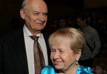 Близкие рассказали о реакции Пахмутовой на смерть Добронравова