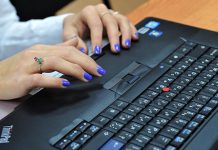 Минцифры предложило освободить учителей от ручной проверки домашних работ