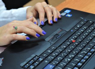 Минцифры предложило освободить учителей от ручной проверки домашних работ