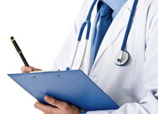 Врачей в Латвии начали сажать за выдачу освобождений от сдачи языкового экзамена