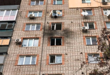 РФ ударила по пятиэтажке в Никополе: есть погибший и раненые