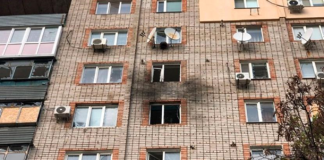 РФ ударила по пятиэтажке в Никополе: есть погибший и раненые