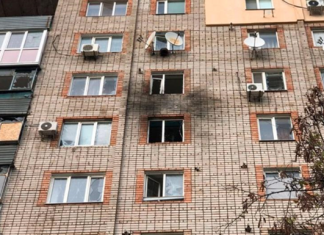 РФ ударила по пятиэтажке в Никополе: есть погибший и раненые