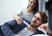 Замуж или за порог: россиянки проверяют мужчин фальшивыми тестами на беременность