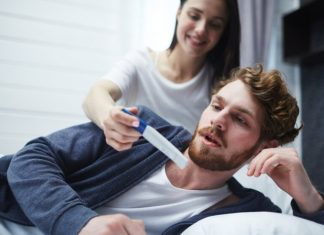 Замуж или за порог: россиянки проверяют мужчин фальшивыми тестами на беременность