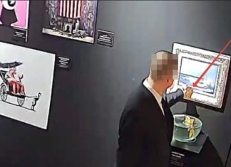 Россиянин пытался съесть кусок картины на ВДНХ