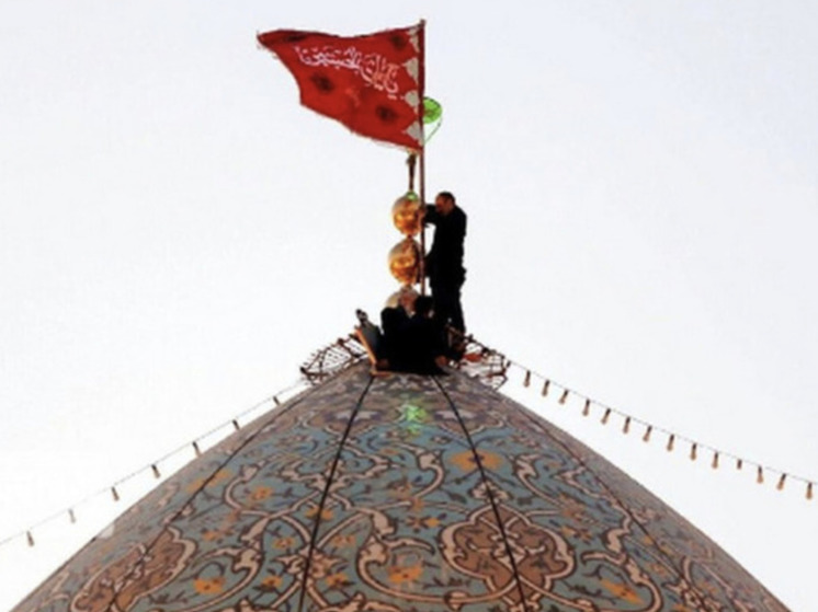 В Иране над мечетью подняли красный флаг мести: что это значит
