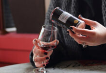 Новая мода: россияне начали массово пить вино из алюминиевых банок на пикниках