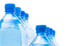 Доказан вред пластиковой тары для питьевой воды: чем заменить