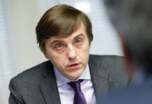 Министру просвещения предложили снижать баллы ЕГЭ курящим школьникам