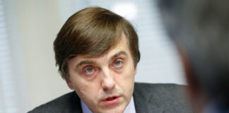 Министру просвещения предложили снижать баллы ЕГЭ курящим школьникам