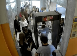 “Не виноваты мы, она сама разделась”: чиновники “разобрались” с “полуголым” скандалом перед ЕГЭ