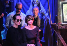 Зайцева-младшая не решалась подойти к гробу отца более часа