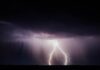 Врачи объяснили, какие повреждения наносит человеку молния при ударе