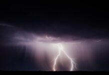 Врачи объяснили, какие повреждения наносит человеку молния при ударе