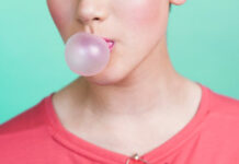 Помогает похудеть и снижает стресс: эксперт развенчал мифы о жвачке