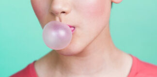 Помогает похудеть и снижает стресс: эксперт развенчал мифы о жвачке
