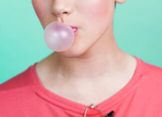 Помогает похудеть и снижает стресс: эксперт развенчал мифы о жвачке