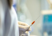 Притворившаяся врачом и сделавшая пациенту укол с неизвестным веществом девушка избежала тюрьмы