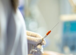 Притворившаяся врачом и сделавшая пациенту укол с неизвестным веществом девушка избежала тюрьмы