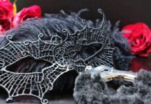 «Расхватали все наручники и белые халатики»: россияне наряжаются к Новому году в интим-салонах