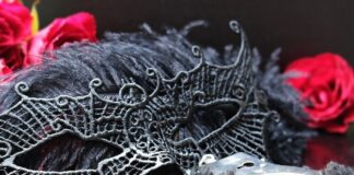 «Расхватали все наручники и белые халатики»: россияне наряжаются к Новому году в интим-салонах