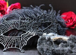 «Расхватали все наручники и белые халатики»: россияне наряжаются к Новому году в интим-салонах