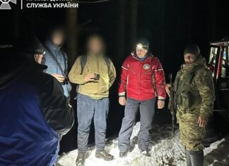 Двое молодых людей три дня бродили по горам в поисках границы