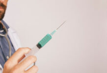 После прививки у девушки начался неконтролируемый рост груди: на пять размеров