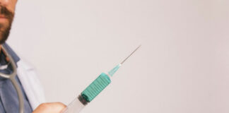 После прививки у девушки начался неконтролируемый рост груди: на пять размеров