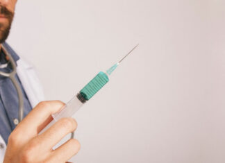 После прививки у девушки начался неконтролируемый рост груди: на пять размеров