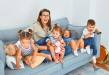 Госдума предложила увеличить число детей в рекламных роликах: «От трех и более»