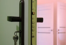 «Ей нравится процесс беременности и родов»: у многодетной мамы изъяли пятерых детей из-за нехватки жилплощади