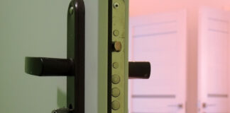 «Ей нравится процесс беременности и родов»: у многодетной мамы изъяли пятерых детей из-за нехватки жилплощади