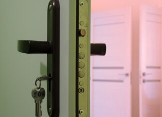 «Ей нравится процесс беременности и родов»: у многодетной мамы изъяли пятерых детей из-за нехватки жилплощади