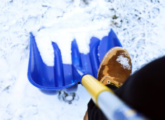В Волгограде изобрели лопату с моторчиком: работа по уборке становится намного легче