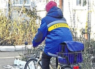 Топ неожиданных историй: Укрпочта и куриные лапы