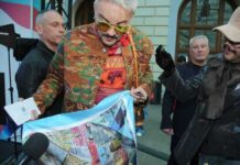 Филиппу Киркорову подарили платок ручной работы