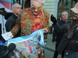 Филиппу Киркорову подарили платок ручной работы