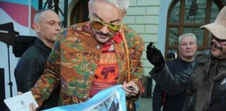 Филиппу Киркорову подарили платок ручной работы