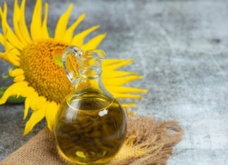 Заливают растворителем: эксперт развенчал мифы о подсолнечном масле