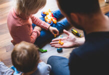 Первый – как куколка, третий – как котенок: родители рассказали, почему по-разному воспитывают детей