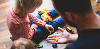 Первый – как куколка, третий – как котенок: родители рассказали, почему по-разному воспитывают детей