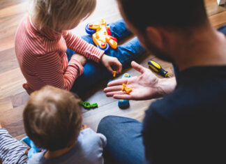 Первый – как куколка, третий – как котенок: родители рассказали, почему по-разному воспитывают детей