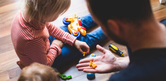 Первый – как куколка, третий – как котенок: родители рассказали, почему по-разному воспитывают детей